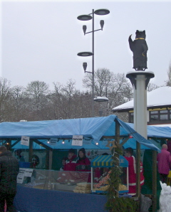 Foto vom Meitinger Bär über dem Weihnachtsmarkt