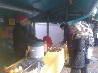 Foto vom Kolpingstand auf dem Meitinger Weihnachtsmarkt