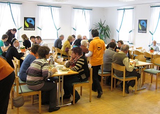 Foto von Besuchern beim fairen Frühstück