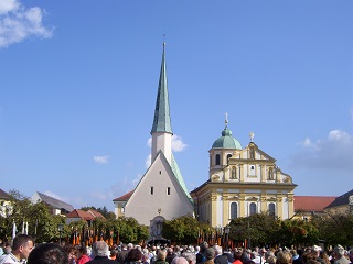 Foto vom Kapellenplatz mit Kolpingsfahnen