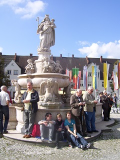 Foto vom Marienbrunnen mit Kolpingsmitgliedern