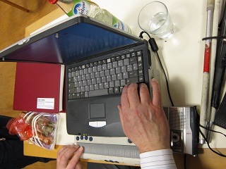 Foto eines Blindenarbeistplatzes am Notebook
