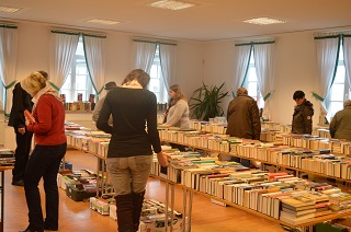 Foto vom gut besuchten Bücherflohmarkt