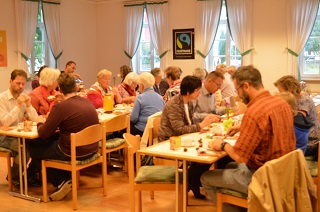 Foto von Gästen beim Fairen Frühstück