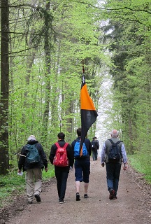 Foto der Pilger im Wald