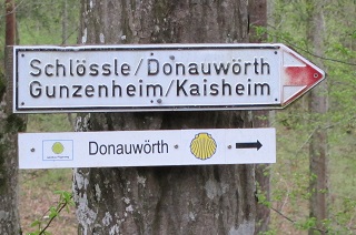 Foto vom Pilgerweghinweis Richtung Donauwörth