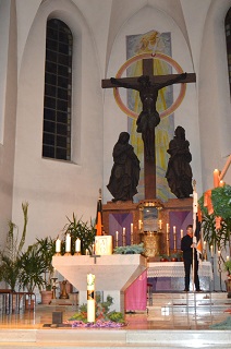 Foto vom Altarraum in St. Wolfgang mit Kolpingsfahnen