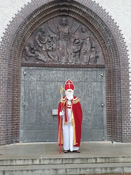 Foto vom Nikolaus vor unserer Kirche St. Wolfgang