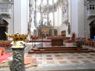 Foto vom Altarraum im Dom